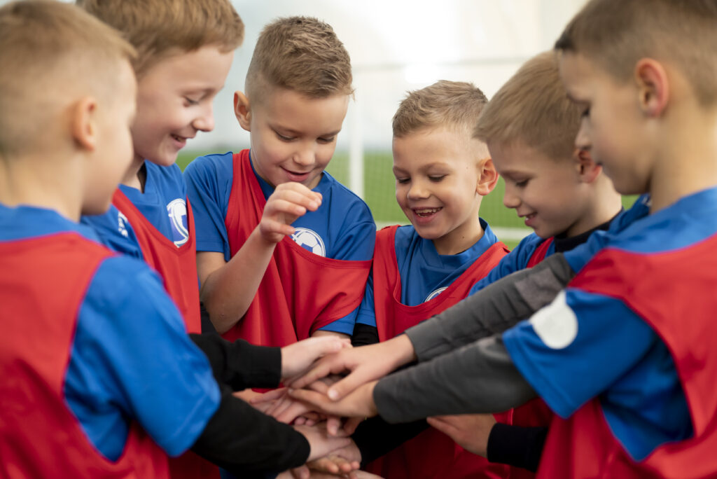 zblizenie dzieci skladajace rece